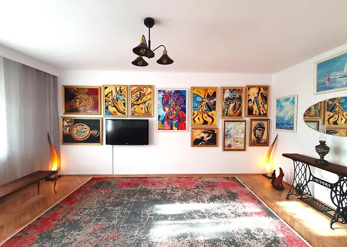 Live In An Art Gallery - Central Location