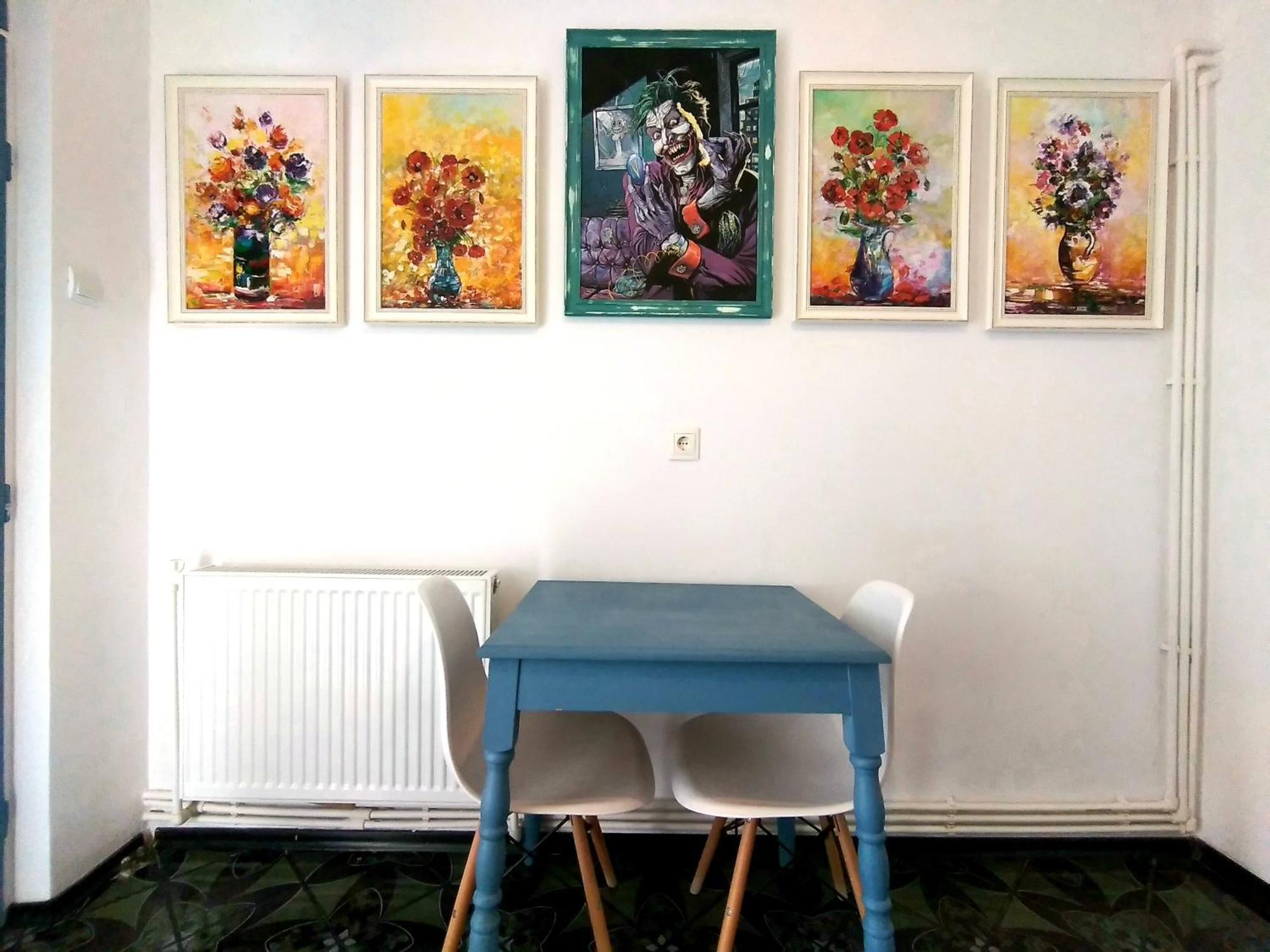 Live In An Art Gallery - Location