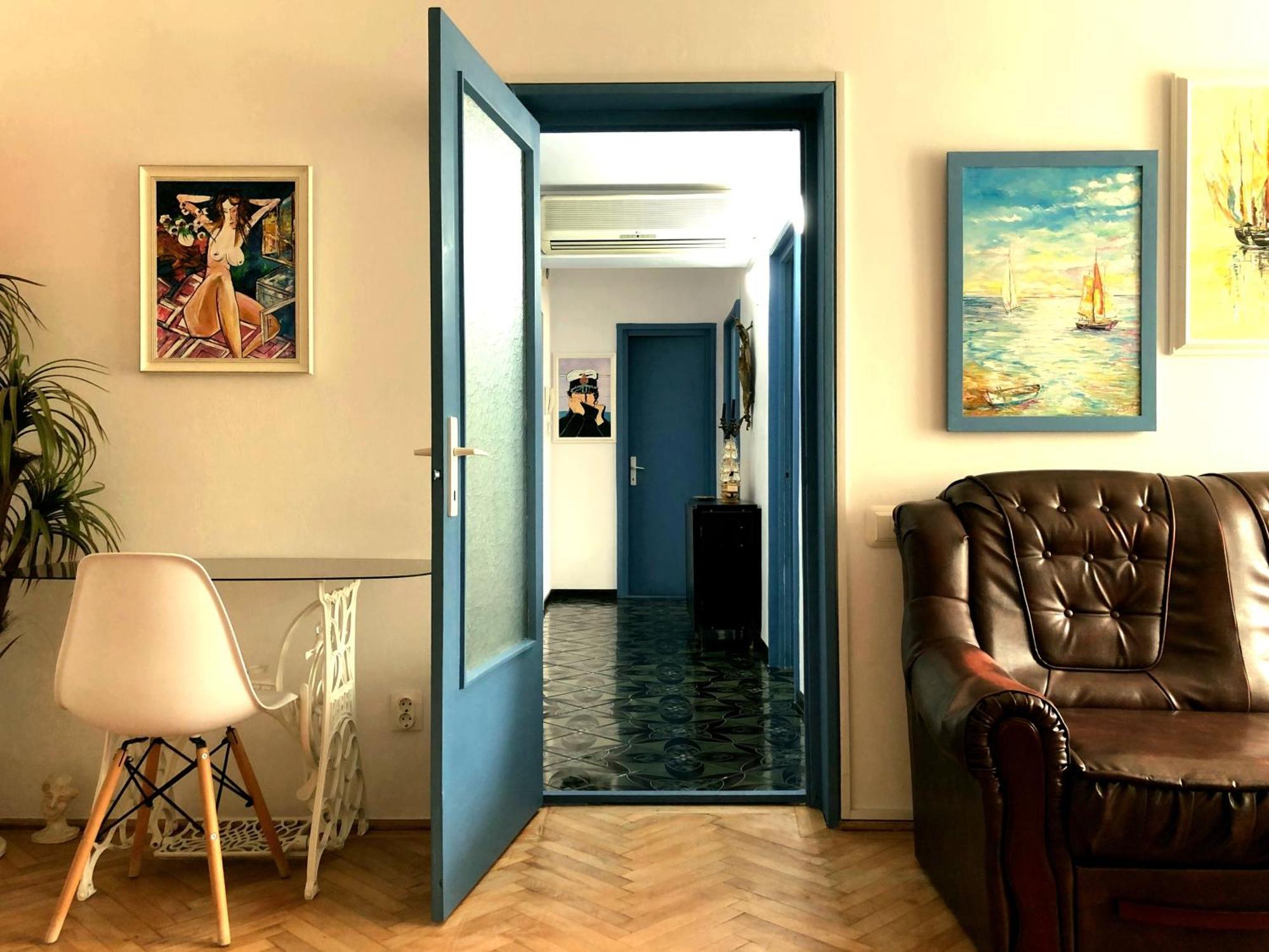 Apartment Live In An Art Gallery - Location *