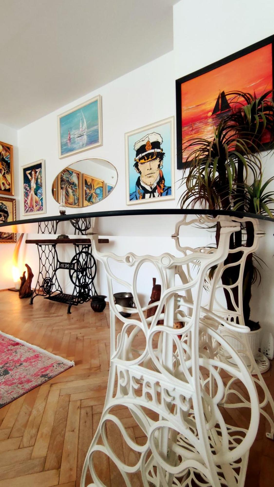 Live In An Art Gallery - Location Apartment